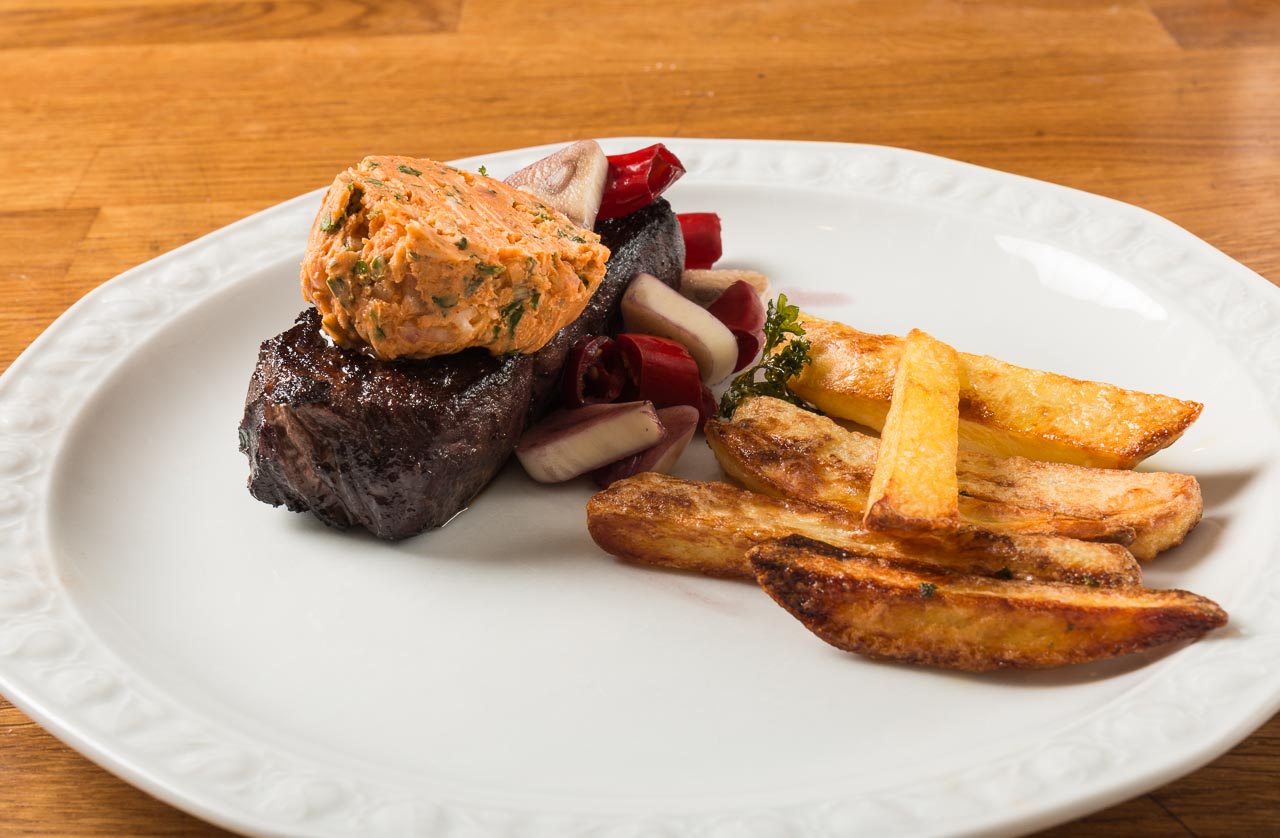 Azorisk biff serverad med pommes frites och kryddsmör "Café de Paris"