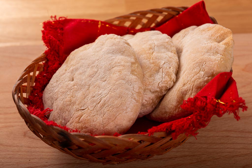 Glutenfria pitabröd i en korg