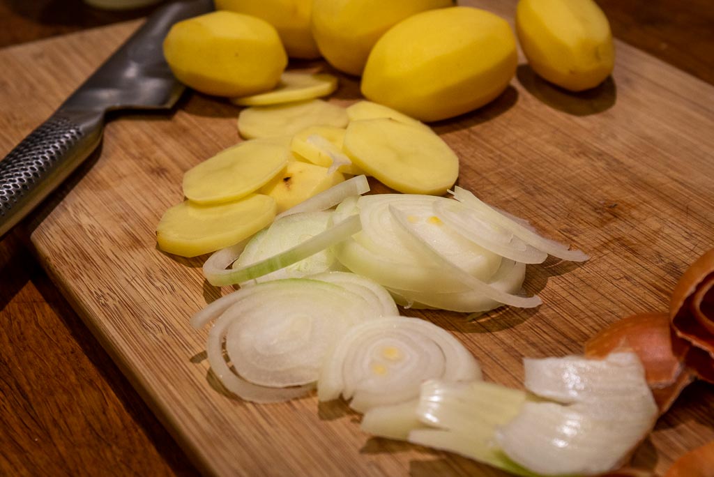 kyckling med buljongpotatis, lök och potatis skalas och skivas