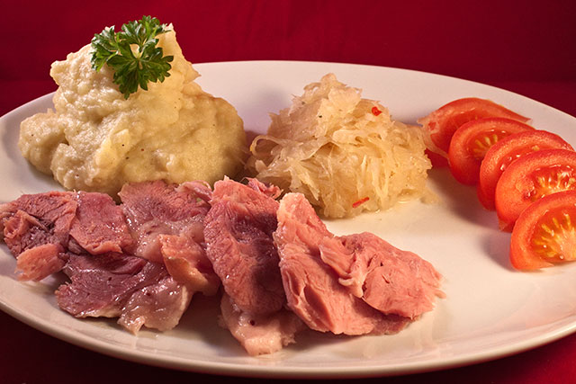 Rimmat fläsklägg med surkål och potatismos
