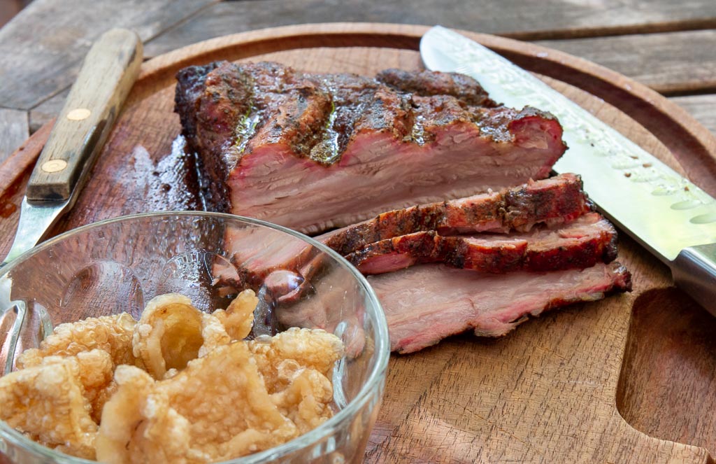 grillat sidfläsk med frasiga svålar