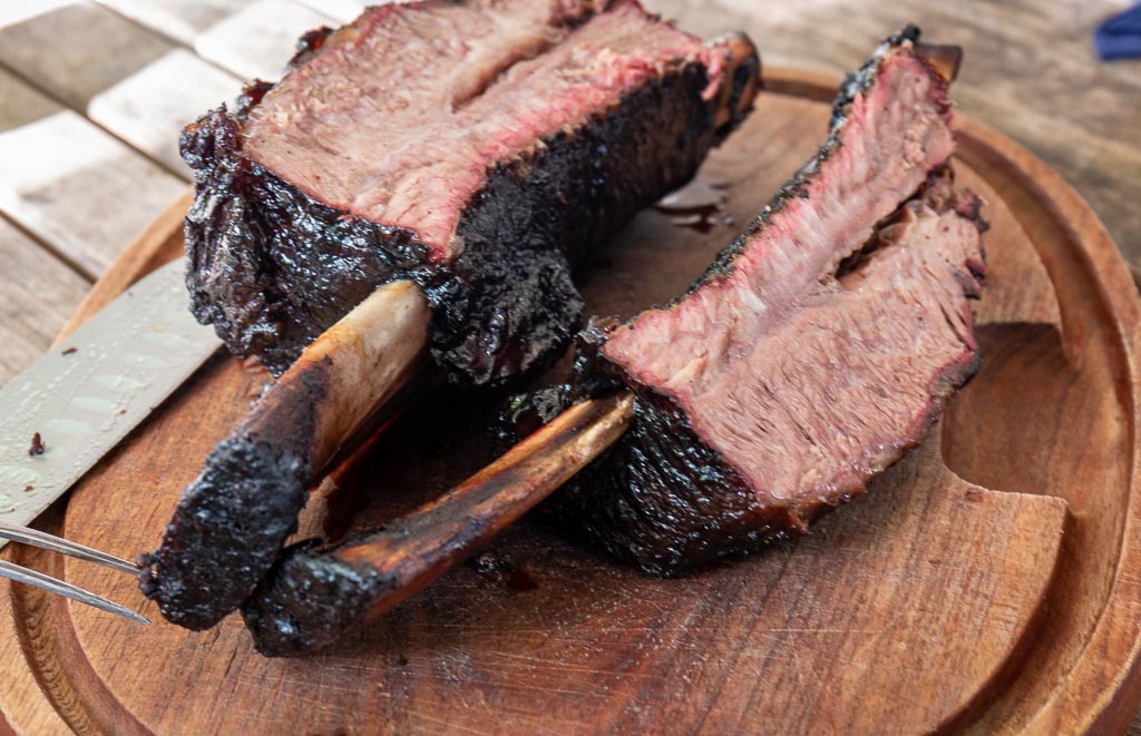Grillade short ribs klara att äta