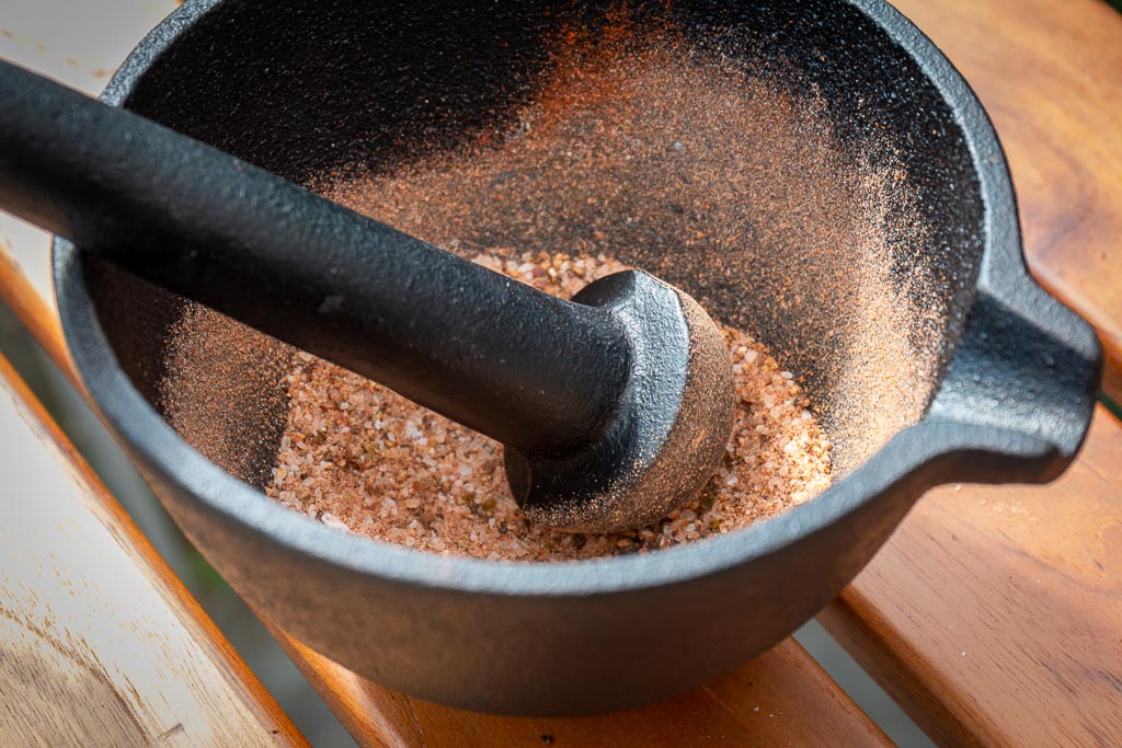 Kycklingrub bereds i en mortel