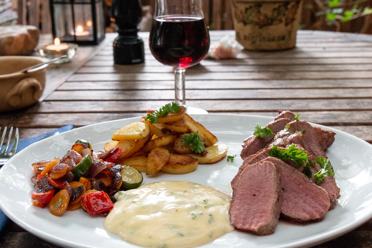 pfandengemuse serverat med lamm, råstekt potatis och bearnaise