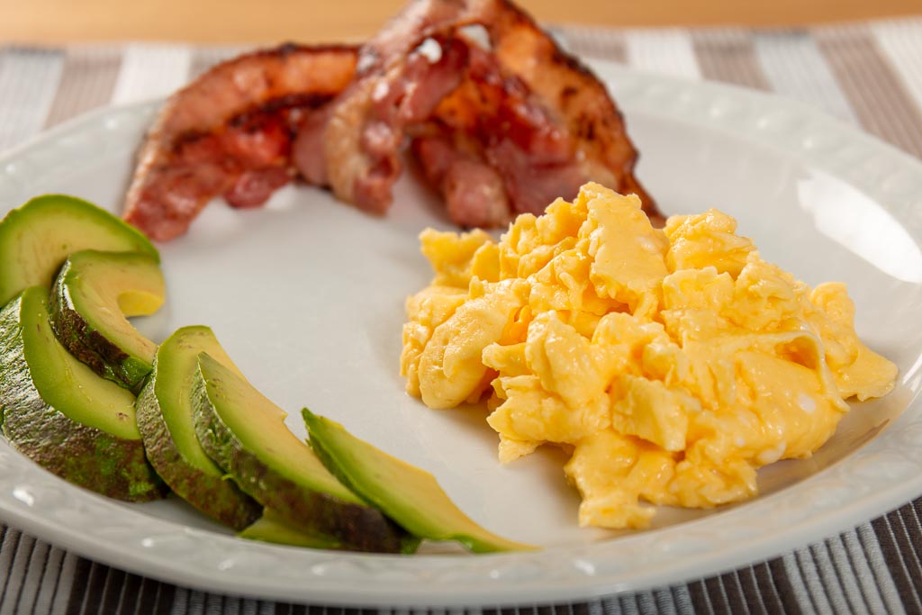 äggröra, advocado och bacon