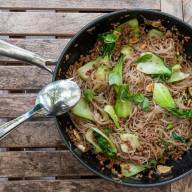 Nudelwok med Pak Choi och nötfärs